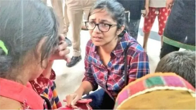 दिल्ली महिला आयोगाच्या अध्यक्षा स्वाती मालेवाल यांनी लखनौमध्ये जाऊन पीडितेच्या तब्येतीची चौकशी केली.