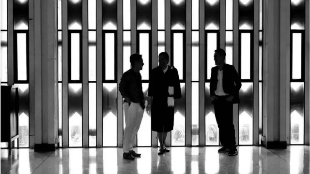 มหาบัณฑิต มธ. ถ่ายภาพร่วมกับเพื่อน เมื่อเดือน เม.ย. 2562