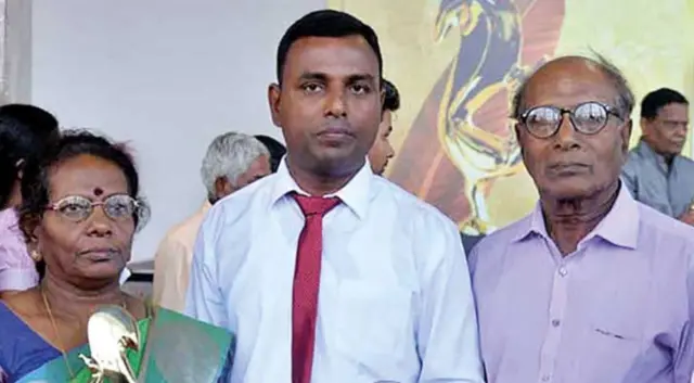 සිවලිංගම් අරූරන් සම්මානය ලබාගැනීමෙන් පසු මව සහ පිය සමඟ