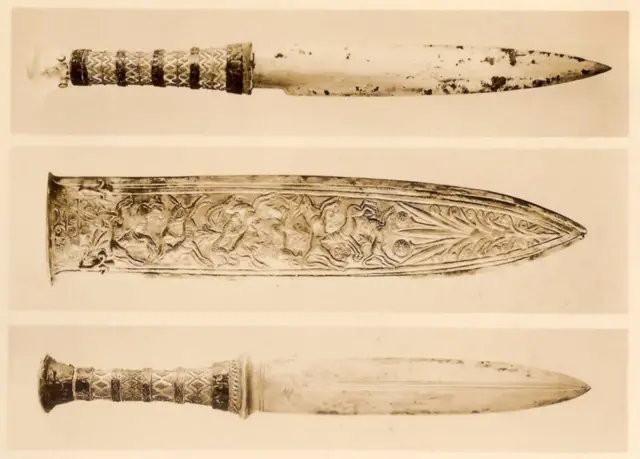 صورة لثلاثة خناجر ضمن محتويات مقبرة توت عنخ آمون