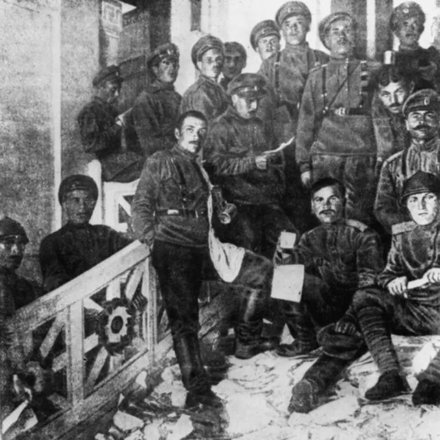 солдаты на ступеньках особняка Кшесинской