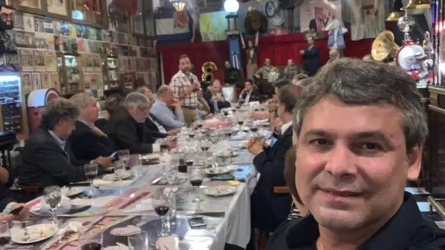 Lindbergh Farias posa para fotojogo roleta cassino bet365mesa com outras pessoas, dentrojogo roleta cassino bet365restaurante na Argentina