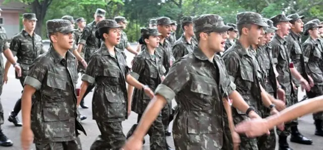 Homens e mulheres do Exército marchando