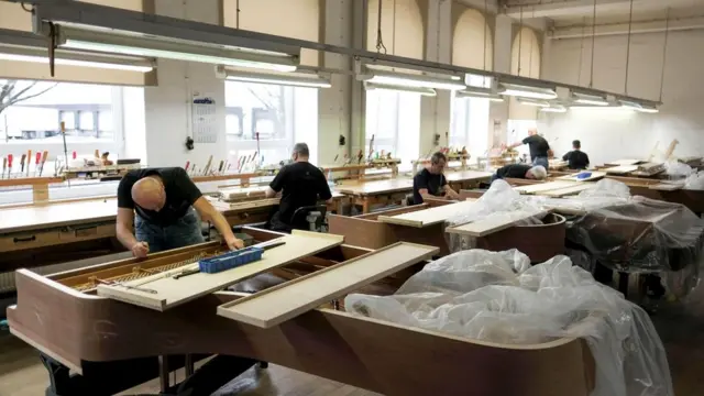 У работников знаменитой фортепианной фабрики Steinway & Sons в Гамбурге работа очень кропотливая и сложная