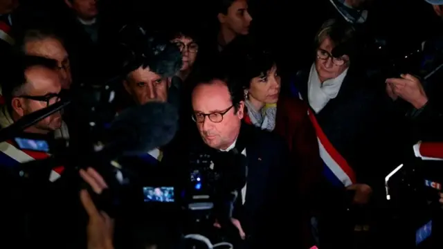 Fransa'nın bir önceki cumhurbaşkanı Holland da gösterilere katıldı.