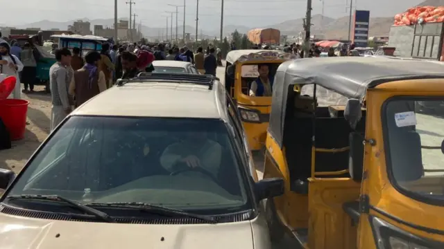 ایئر پورٹ کے جانب جانے والا راستہ