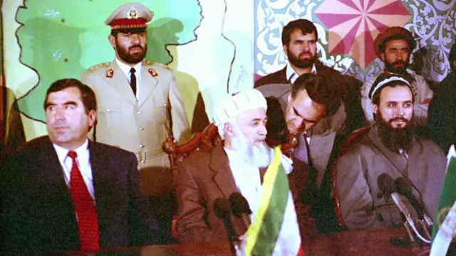 عبدالرحیم غفورزی (در حال مشورت با ربانی). آقای غفورزی از مقامات ارشد وقت افغانستان بود که بعدا در سانحه‌ای هوایی کشته شد