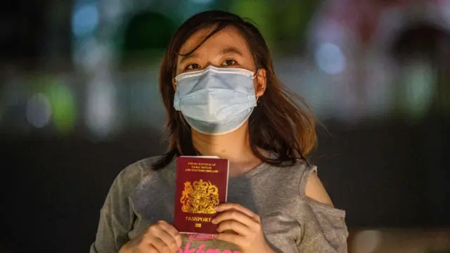 Mujer con mascarilla y pasaporte.