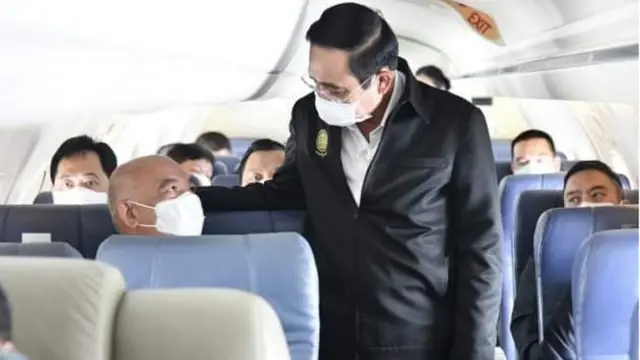 พล.อ. ประยุทธ์ ทักทายนายฉัตรชัย พรหมเลิศ ผู้มีชื่อเล่นว่า "ฉิ่ง" ระหว่างเดินทางไปตรวจเยี่ยมและให้กำลังใจผู้ประสบอุทกภัยที่ จ.สุโขทัย เมื่อ 26 ก.ย.