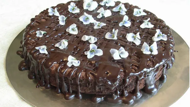 Шоколадный торт с засахаренными фиалками