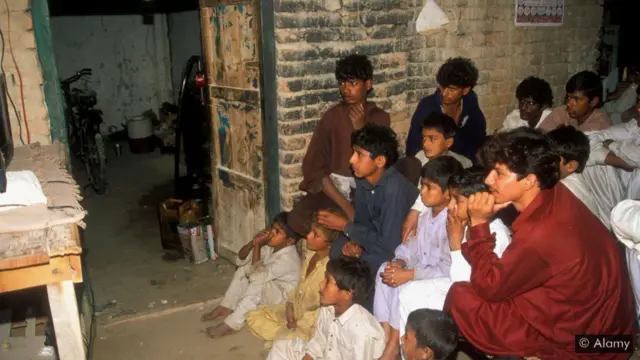 تفيد البيانات بأن لدى الباكستانيين قدرة أكبر على مشاهدة التليفزيون، مقارنة بقدرتهم على استخدام التكنولوجيا الرقمية