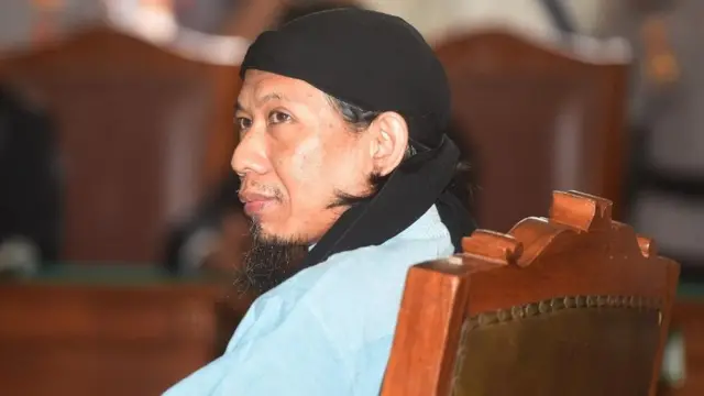 Aman Abdurrahman alias Oman Rochman dijatuhi hukuman mati untuk lima serangan di tahun 2016 dan 2017 tatkala ia di dalam penjara.