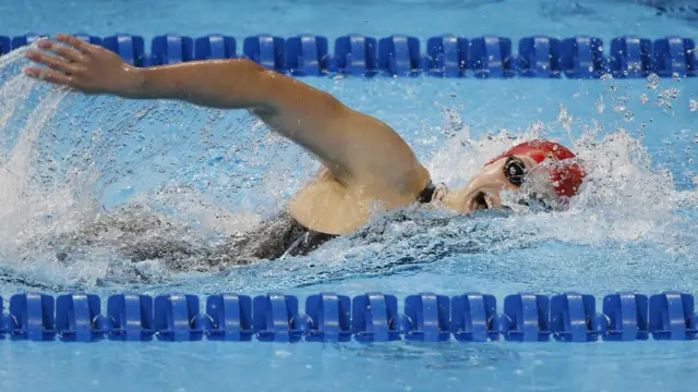 Colegas masculinos são frequentemente superados por Ledecky nos treinos