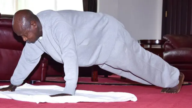 Rais Yoweri Museveni akifanya mazoezi nyumbani kwake