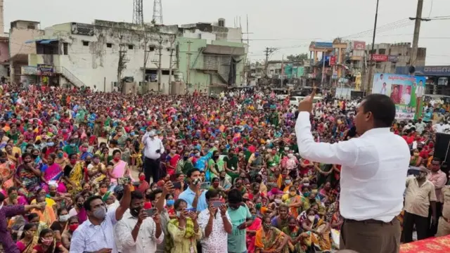 సభల్లో భౌతిక దూరం నియమాలు పాటించడం లేదు.