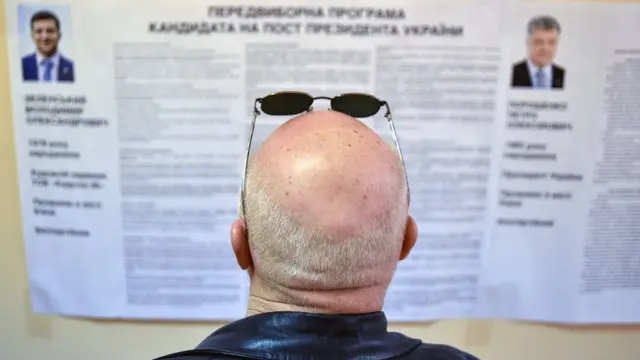 Мужчина на избирательном участке