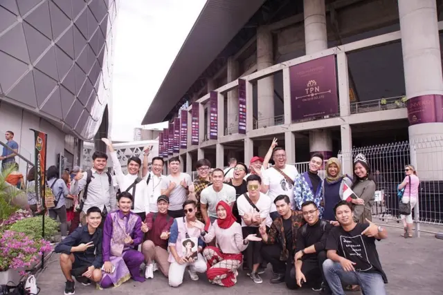 Tim Yayasan Puteri Indonesia bersama penggemar kontes kecantikan asal Indonesia