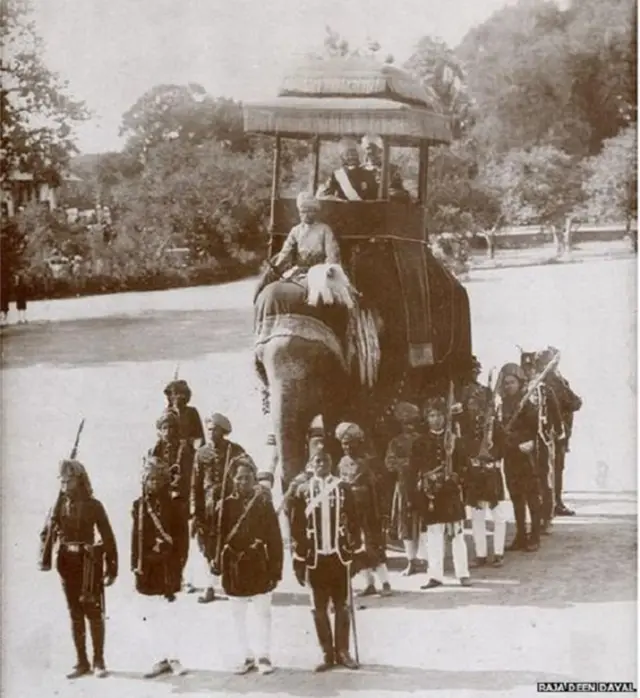 1904માં હૈદરાબાદમાં ઝડપવામાં આવેલી આ તસવીરમાં આફ્રિકન સલામતી રક્ષકો જોવા મળે છે