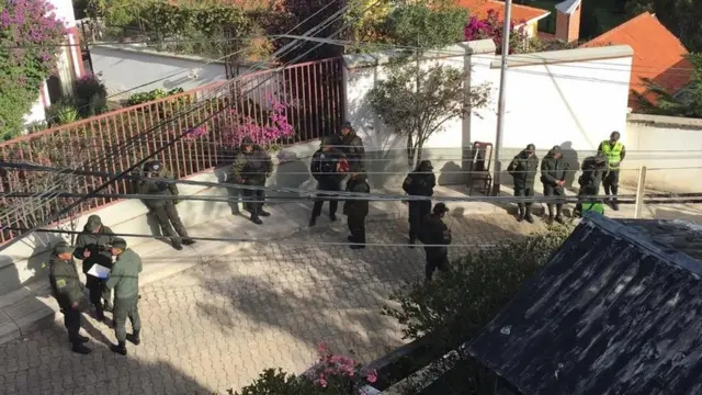 Policías en el exterior de la embajada de México en Bolivia