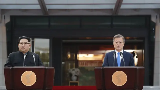 문재인 대통령과 김정은 북한 국무위원장이 27일 오후 판문점 평화의 집 앞에서 남북정상회담을 마치고 '한반도의 평화와 번영, 통일을 위한 판문점 선언'을 발표하고 있다