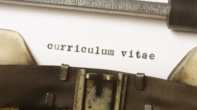 Una hoja en una máquina de escribir, y las palabras "curriculum vitae" escritas en ella