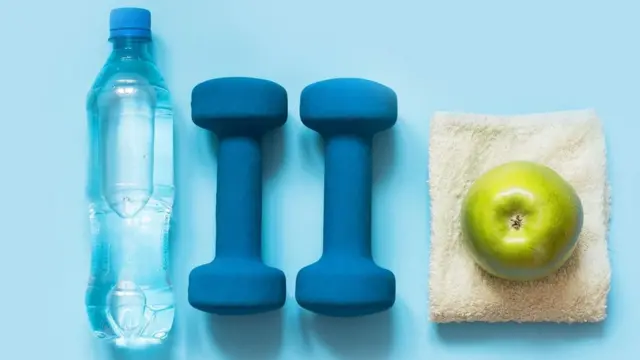 ثمرة تفاح وأدوات رياضية