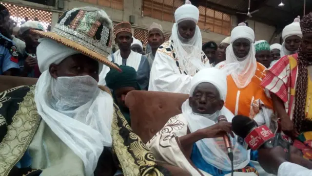 Sarkin Karaye tare da Sarkin Gaya a lokacin da ya ke jawabi