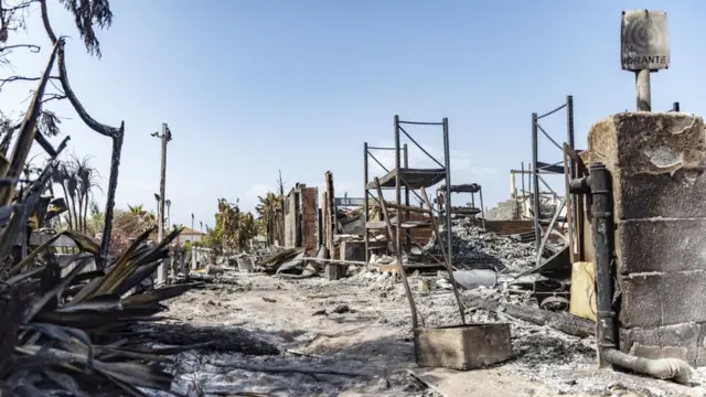 обгоревшие развалины школы серфинга на Сицилии