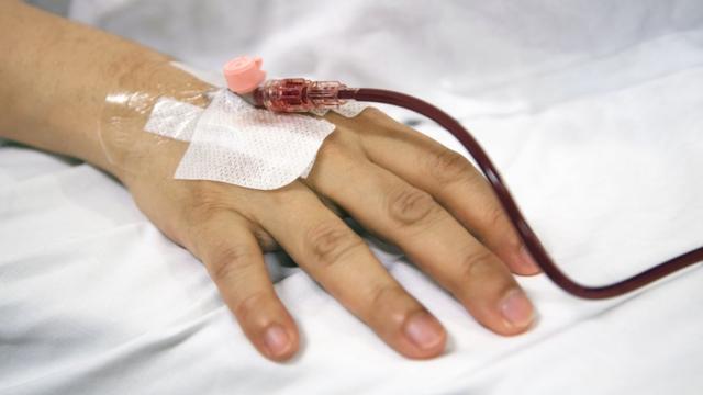 Mão recebendo sangue