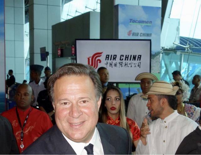 2018年4月5日，巴拿马总统巴雷拉率经贸旅游官员迎接中国国际航空北京-休斯敦-巴拿马航线首航班机抵达（郭笃为摄影）。