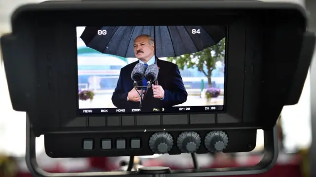 Lukashenko tras dejar su voto en su centro electoral.