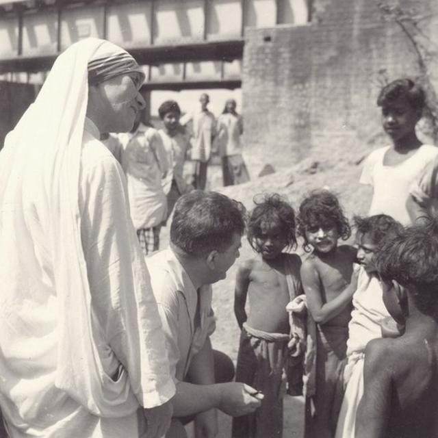 Madre Teresa e seu trabalho junto aos pobres, acompanhada por representantes da fundação ACN