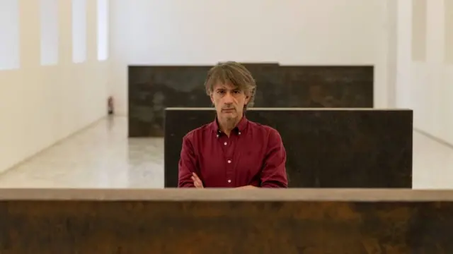 Juan Tallón entre los bloques de la escultura de Richard Serra (foto de Laura Ortega)