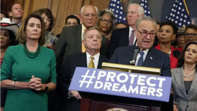 Chuck Schumer (oo ku aadan maykarafoonka) iyo Nancy Pelosi (oo bidix ka muuqata) ayaa aad uga soo horjeedsaday go'aanka uu Trump ku nasakhayay sharciga Daca loo yaqaanno ee u roonaa da'yarta muhaajiriinta ah ee sharcidarrada ku jooga Maraykanka