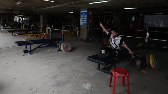 อีกมุมบรรยากาศสถานที่ฝึกซ้อมของเหล่านักกีฬายกน้ำหนักคนพิการ ที่อยู่บริเวณใต้ถุนสนามราชมังคลากีฬาสถาน