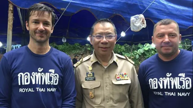 Ben Reymenants com o governador Narongsak Osotthanakorn e o mergulhador Maksym Polejaka