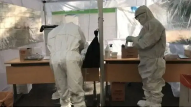 પરીક્ષણ કરતાં તબીબ