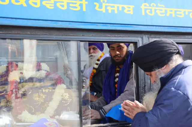 దిల్లీ సరిహద్దుల నుంచి ఇళ్లకు తిరిగి వెళ్తున్న రైతులు