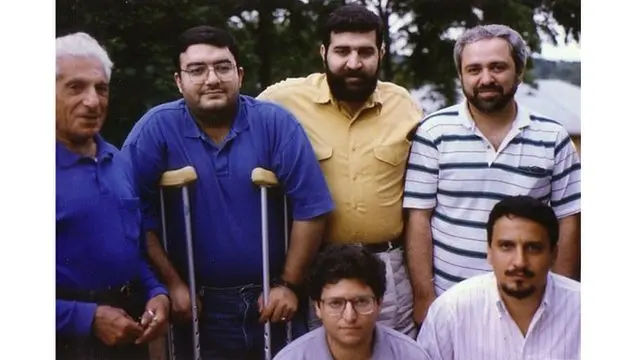 ایستاده از چپ: پروفسور فضل الله رضا؛ احمد بورقانی؛ صادق خرازی و محمدجواد ظریف. جهانشاه جاوید (نشسته چپ)