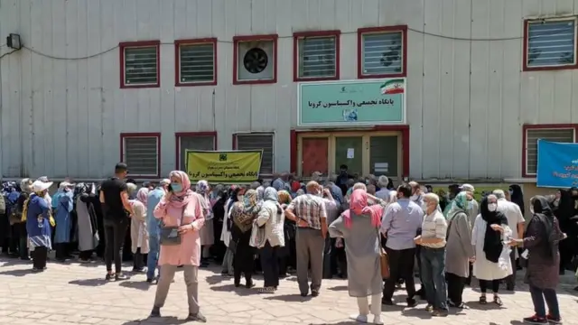 بسیاری از مراکز واکسیناسیون تعطیل و شماری دیگر بی‌نظم و آشفته است