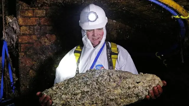 Um técnicocódigo promocional h2betesgoto segura um 'fatberg'código promocional h2betum túnelcódigo promocional h2betLondres