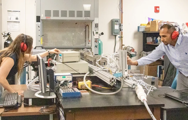 ดร. คารีม อาเหม็ด กำลังทดลองหาวิธีสร้างแรงขับดันด้วยไอพ่นความเร็วเหนือเสียง