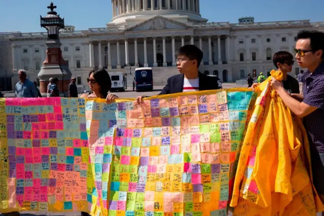 Гонконгские активисты проводят акцию в Вашингтоне в сентябре 2019 года, Джошуа Вонг - в центре
