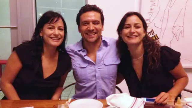 Natalia (à esq.) com sua irmã gêmea, Carolina, e um amigo