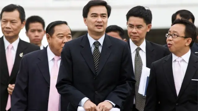 การประชุม ครม. 4 พ.ค. 2553 เกิดขึ้นภายใน ร. 11 โดยมี ครม. และกรรมการ ศอฉ. เข้าร่วมพร้อมเพรียง - นายถวิล เปลี่ยนศรี, พล.อ.ประวิตร วงษ์สุวรรณ, นายอภิสิทธิ์ เวชชาชีวะ, นายปณิธาน วัฒนายากร, นายสาทิตย์ วงศ์หนองเตย