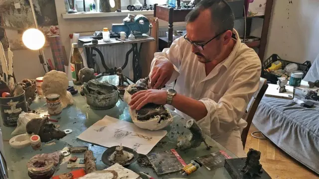 Скульптор за роботою