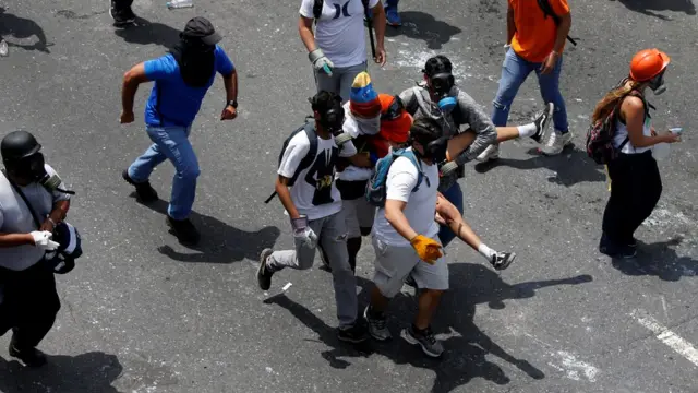 Jóvenes cargan a un herido