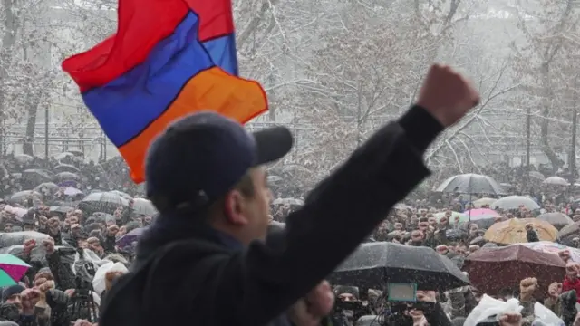 Paşinyan'ın istifasını isteyen muhaliflerin gösterilerinden bir fotoğraf (20 Şubat 2021)