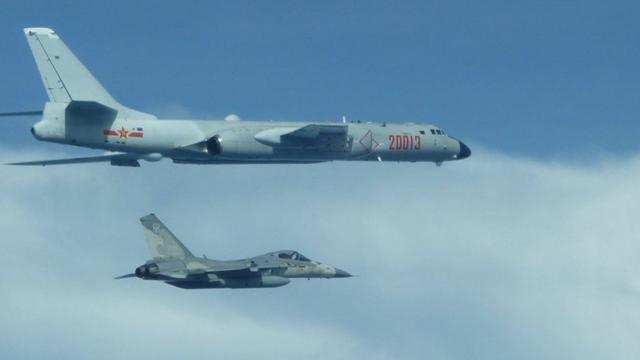 中国大陆军机近来多次飞越台湾海峡中线。图为2020年2月10日，台湾F-16战机升空监控伴飞中国军机绕台飞行。