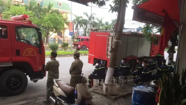 Lực lượng bảo vệ và xe cứu hỏa trước tòa án Hòa Bình hôm 5/5/2021